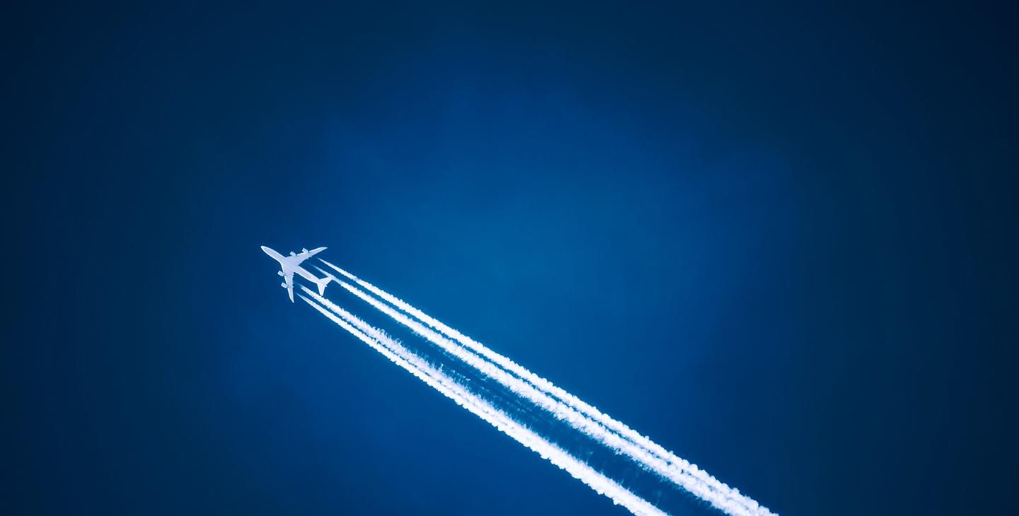 白色飞机与飞机互联网飞行通过天空反对深蓝色的背景