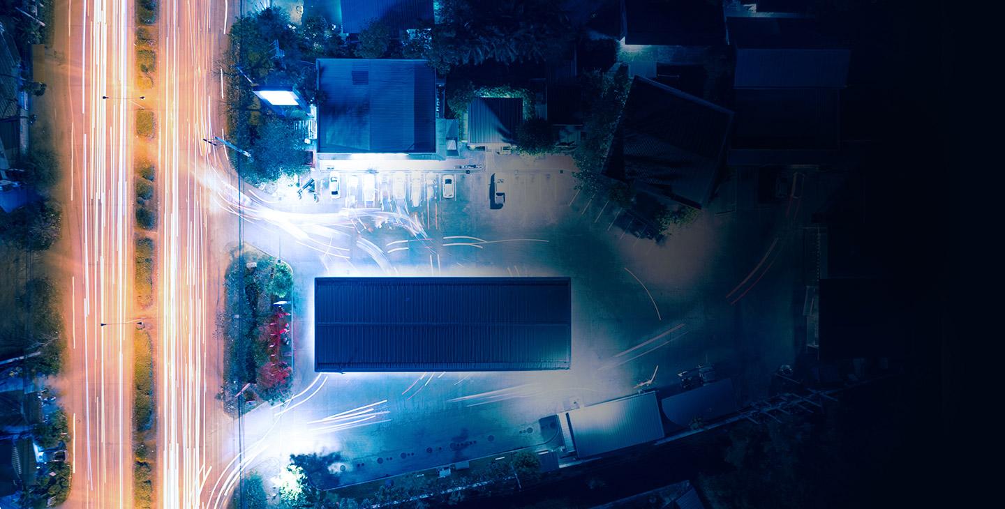 Arial视图的商业在夜间与车灯流在街道上