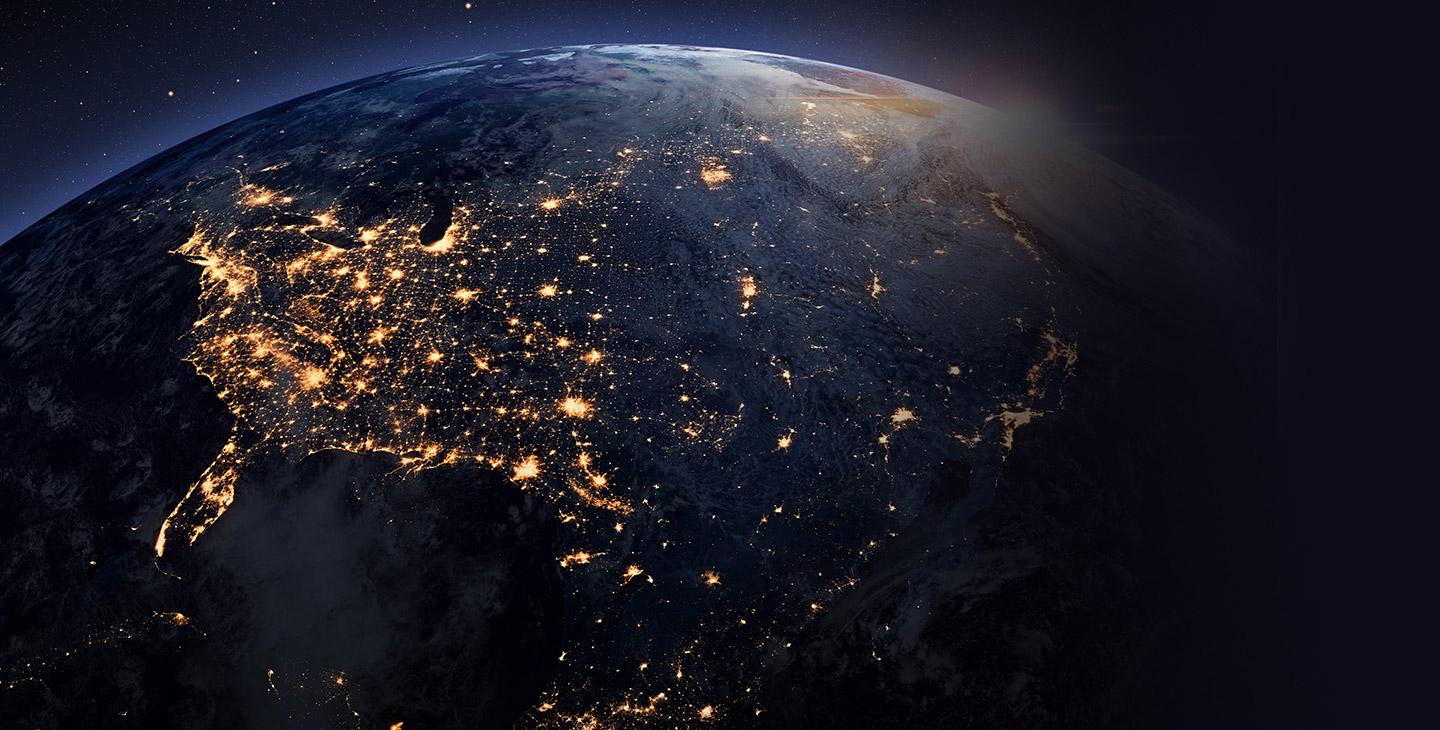 由太空卫星在夜间拍摄的地球图像, 聚焦于美国的灯光