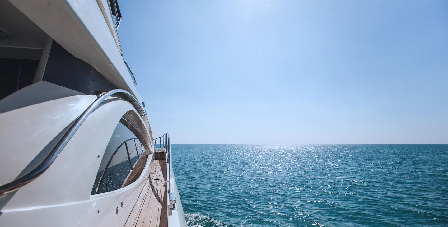 乘坐豪华休闲游艇在海上高速上网.